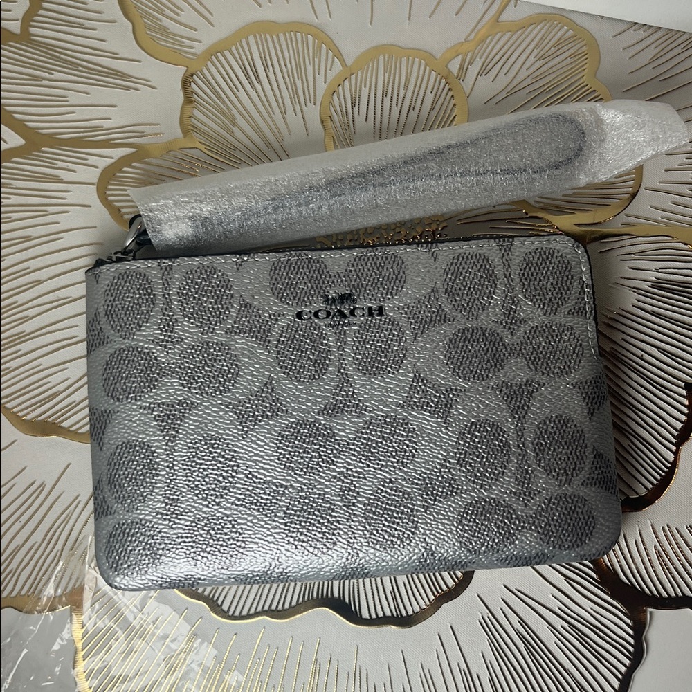 NWT 🩶 Coach Metallic Silver Wristlet 🩶 - Picture 2 of 10